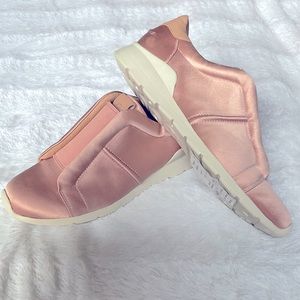 Womens sz. 7 Blush UGG Slip On's!